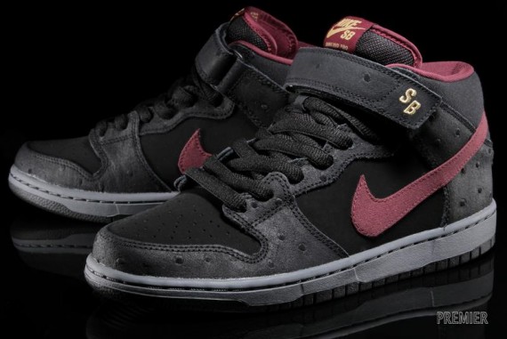 nike-sb-dunk-mid-cherrywood-ostrich-02-570x381