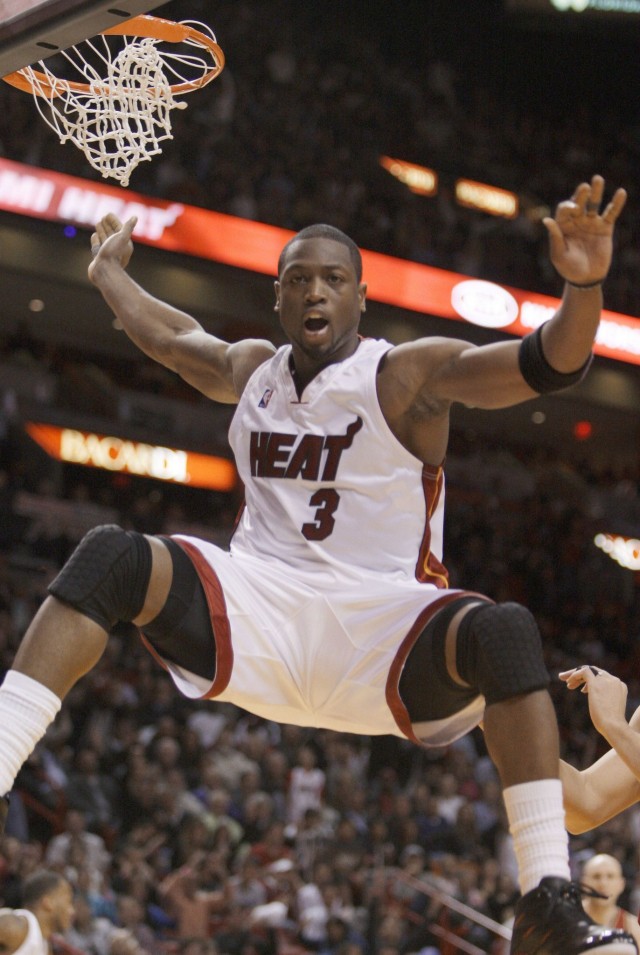 wade-dunk-pose-09-apjpg-103e40e7a8cac054