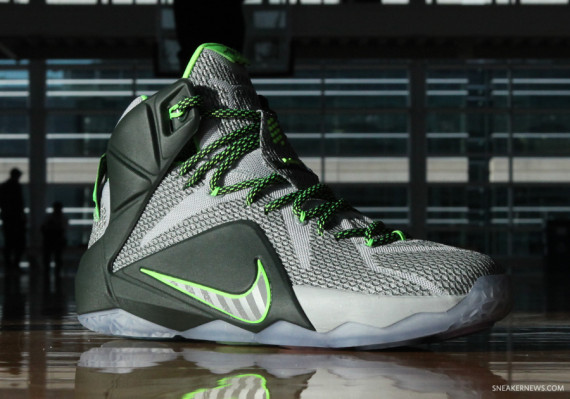 lebron-12-dunk-force-2