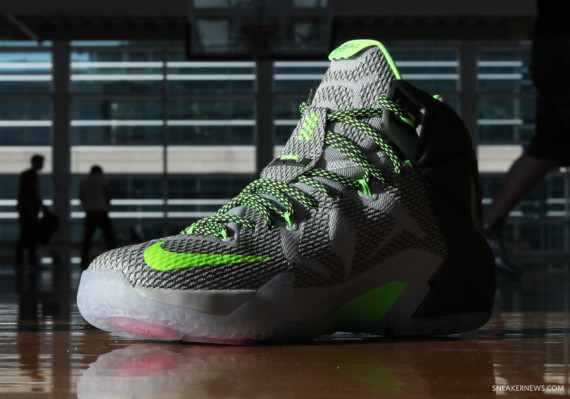 lebron-12-dunk-force-3