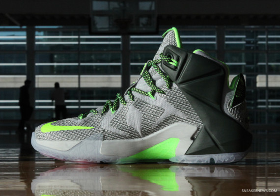 lebron-12-dunk-force-4